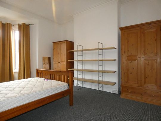 2 bed flat to rent in Trewhitt Road, Heaton, NE6 - Photo 1