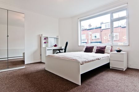 4 Bedroom Terraced House - Photo 2