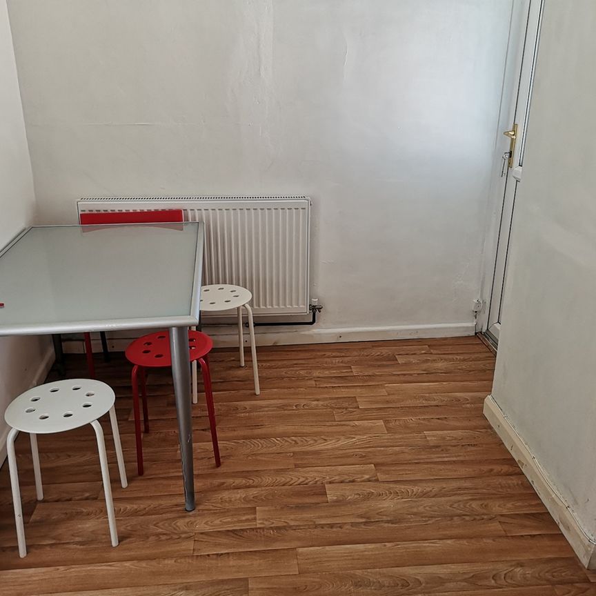 Room in a Shared Flat, Orlescote Road, CV4 - Photo 1