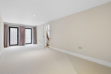 An impressive family home featuring a combination of generously proportioned living spaces suited to modern lifestyles. - Photo 3
