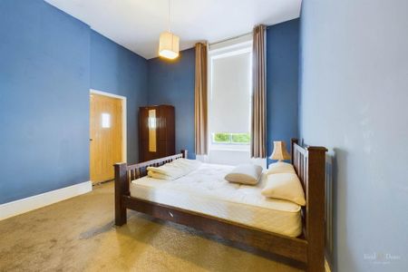 3 bedroom flat to rent - Photo 4