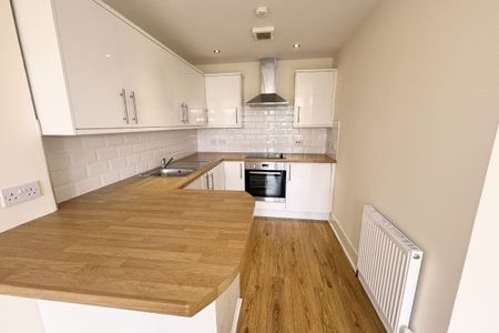 2 Bed, Flat - Photo 4