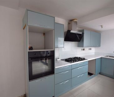 3 bedroom house - end terrace to rent - Photo 2