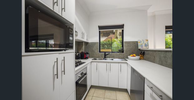 Executive - 2 Bed, 2 Bath Garden Apartment in Great Location - Photo 1