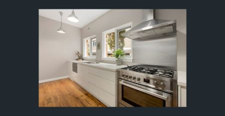 Ground Floor Deco with Garage - Photo 5