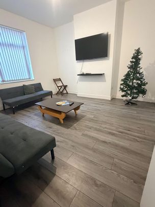 6 bedroom terraced house to rent - Photo 1
