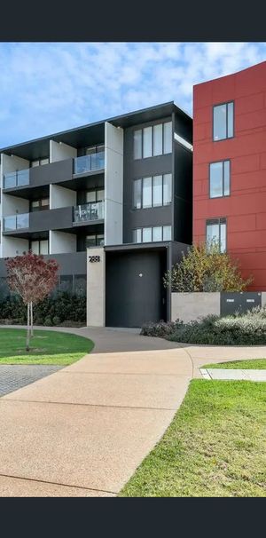 Ultra Modern, Low Maintenance - Executive Apartment Style Living in Stunning St Clair! - Photo 2