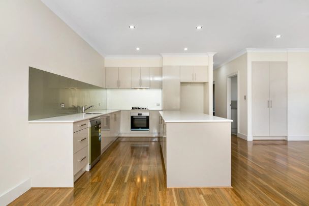 LOW MAINTENANCE 3 BEDROOM HOME ! - Photo 1