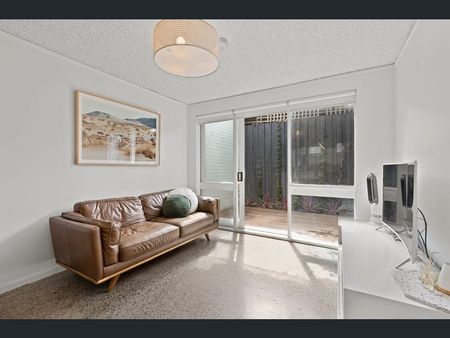 Stylish, low maintenance living - Photo 4