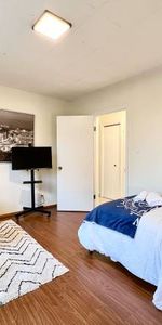 🏠 2 Bed 1 Bath Top Floor Unit in Prime Location - Photo 3