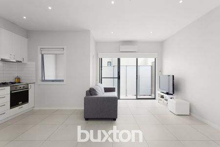 THE LIVING IS EASY: LOW MAINTENANCE MODERNITY IN BAYSIDE POSITION - Photo 2