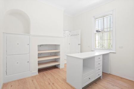 GENEROUSLY LARGE - BEAUTIFULLY APPOINTED ART DECO FLAT - Photo 5