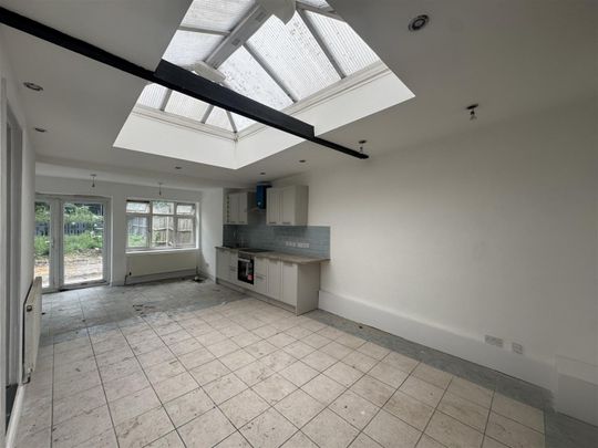 2 Bedroom Flat - Purpose Built To Let - Photo 1