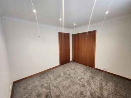 3 bedroom detached bungalow to rent - Photo 2