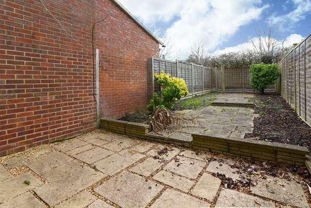 A Spacious Bedroom Home Close To Windmill Hill Golf Course, MK3 - Photo 1