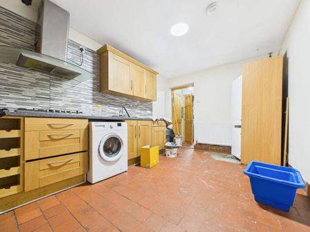 1 bedroom in a house share to rent - Photo 2