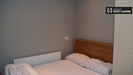 Furnished room in 4-bedroom houseshare in Whitehall, Dublin - Photo 5