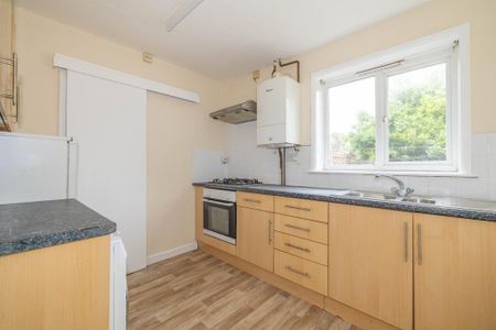 3 bedroom semi-detached house to rent - Photo 5