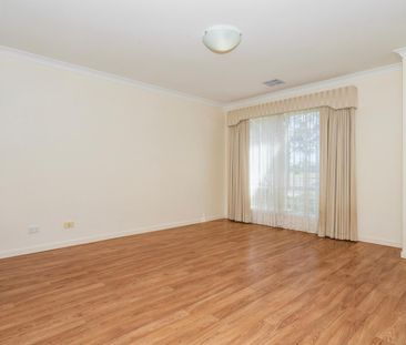 Spacious 4-Bedroom Family Home in Convenient Brookfield Location - Photo 2