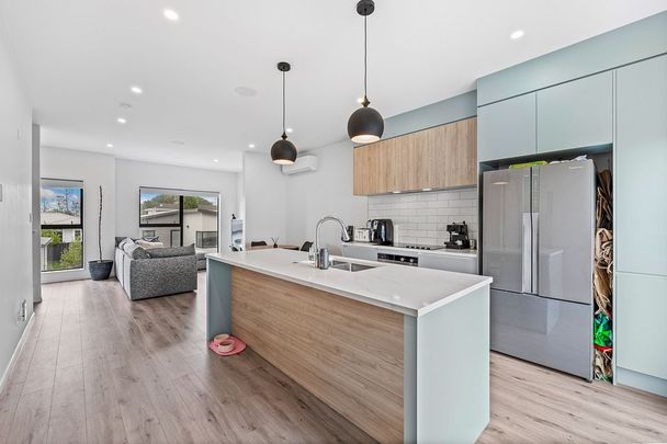 Modern 4-Bedroom Home for Rent in West Harbour - Photo 1