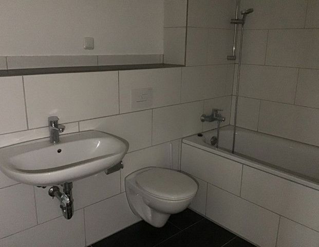 Reinkommen und Wohlfühlen: toll aufgeteilte, moderne 3-Raum-Wohnung mit Balkon! - Foto 1