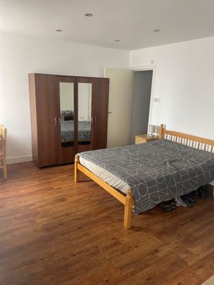 Studio Flat, Park Royal Road, NW10 - Photo 1