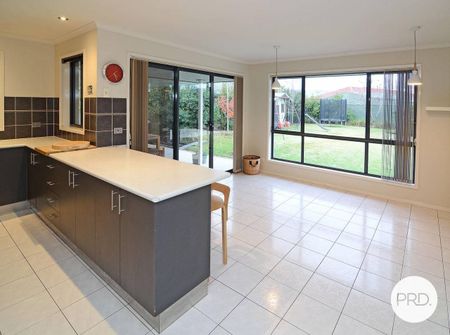 WELL APPOINTED THREE BEDROOM HOME IN PRIME LOCATION! - Photo 5