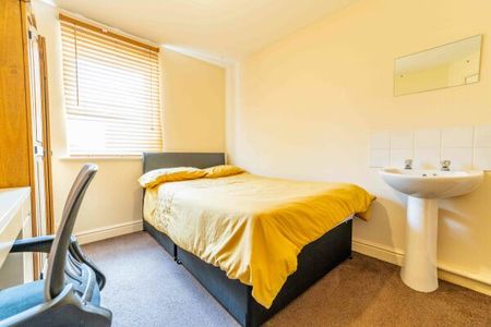 Room 11, First Floor Flat, Park farm House, 103 Haxby Road - Photo 3