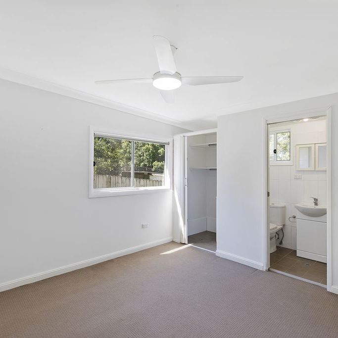 Gorgeous two bedroom flat - walking distance to the beach - Photo 1