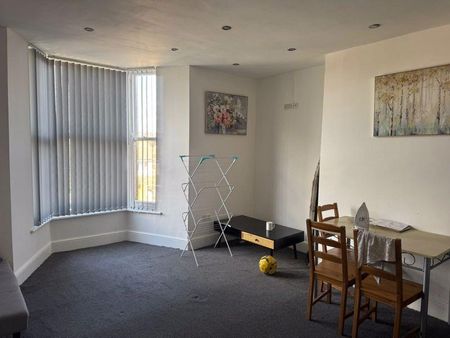 3 bedroom flat to rent - Photo 3
