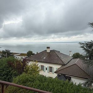 Appartement entièrement rénové avec vue imprenable sur le lac et les Alpes - Photo 2