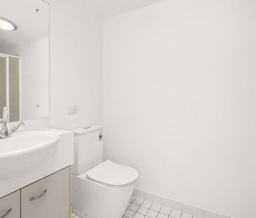 Central and spacious 2 bedroom loft apartment in Fortitude Valley - Photo 4