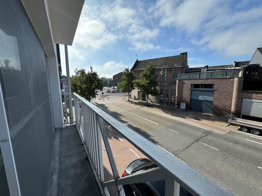 Instapklaar, gerenoveerd appartement met 2 slaapkamers en terras! - Photo 1