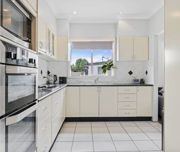 Spacious 3-Bedroom Home with Double Garage & Generous Yard - Photo 6