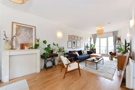 Immaculately presented two bedroom apartment spanning over 1,100sq ft, moments from St Katharine Docks and Tower Hill. - Photo 3