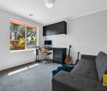 Stunning 4-Bedroom Property with Open-Plan Living and 2 Garages - Photo 6