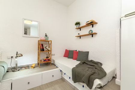 Plaça de Mossèn Clapés, Barcelona, Catalonia 08030 - Photo 3