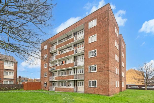 Beautifully finished one bedroom apartment in the heart of Victoria Park Village. - Photo 1