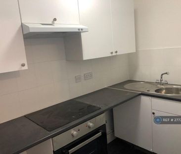 1 bedroom in a flat share to rent - Photo 3