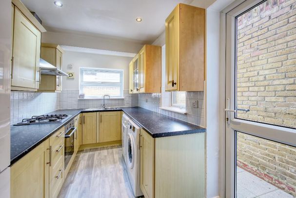 4 bedroom semi-detached house to rent - Photo 1