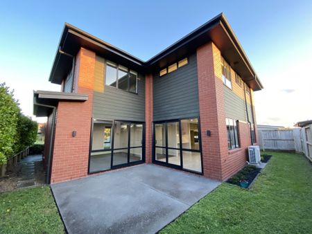 This immaculate three bedroom family home is located in the suburb of Flagstaff, just a short drive from a variety of local amenities. - Photo 2