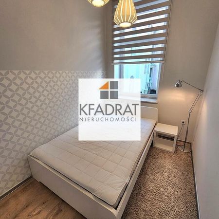 Komfortowe 2 pokoje w centrum z windą i piwnicą. - Photo 3