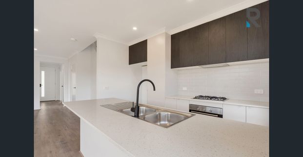 BRAND NEW 4 BEDROOM TOWNHOUSE - Photo 1