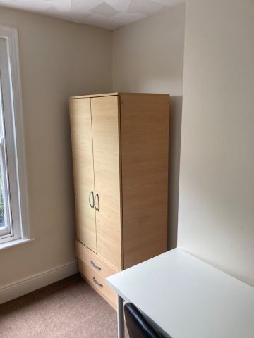 2 Bed Flat, Tennyson Road, SO17 - Photo 3