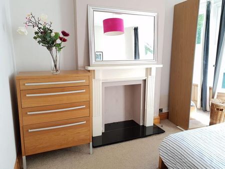 5 bedroom semi-detached house to rent - Photo 4