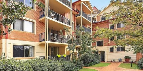 New Carpet, Freshly Painted Three Bedroom Apartment in Prime Location - Photo 3
