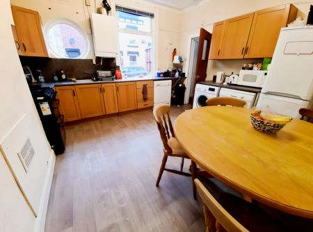 3 Bedroom 1 Bathroom - Photo 5