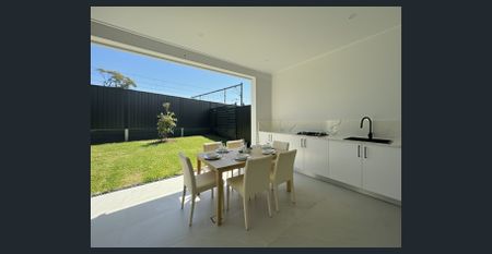 Expansive Luxury 5 Bedroom Duplex – Brand New with High End Inclusions - Photo 5