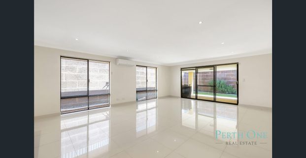 Spacious living in Honeywood Private Estate!! - Photo 1