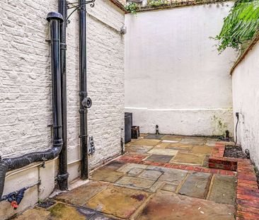 A beautifully restored townhouse offering contemporary living in the heart of Soho. - Photo 6